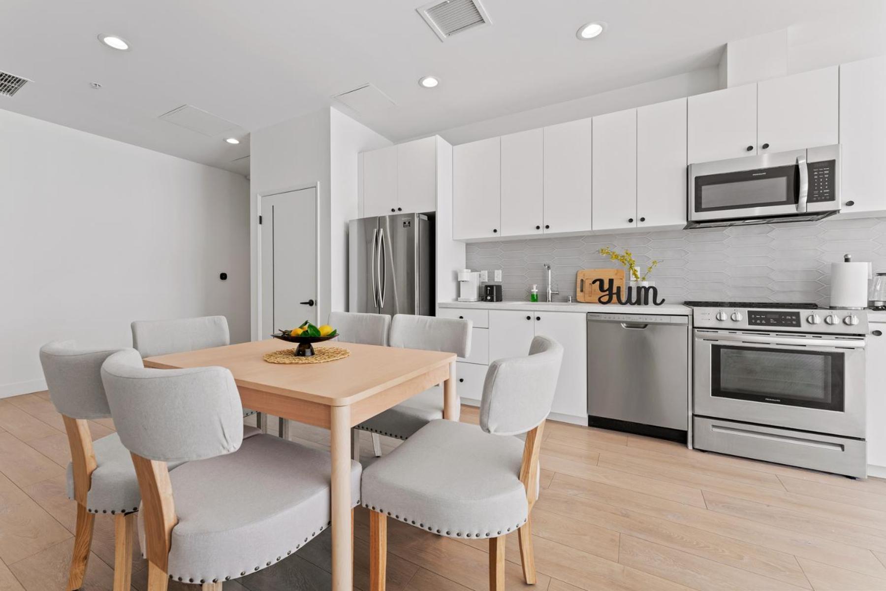 Stylish Downtown La Getaway - Prime Location On Wilshire Blvd! 2 Bedroom 1 Bath Hotel