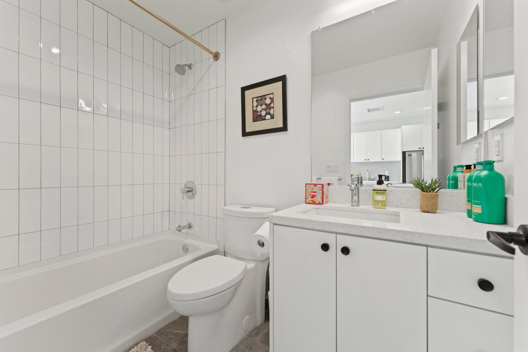 Stylish Downtown La Getaway - Prime Location On Wilshire Blvd! 2 Bedroom 1 Bath 4*